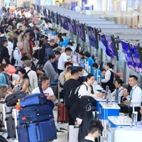 Du khách làm thủ tục tại Sân bay quốc tế Nội Bài. (Ảnh: Quốc Khánh/TTXVN)