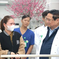Thủ tướng Chính phủ Phạm Minh Chính thăm hỏi bệnh nhân và người nhà bệnh nhân. (Ảnh: PV/Vietnam+)