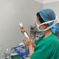 Bác sỹ của Bệnh viện Phụ sản-Nhi Đà Nẵng chuẩn bị thuốc để tiêm cho bệnh nhân. (Ảnh: PV/Vietnam+)