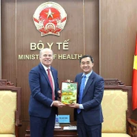 Thứ trưởng Bộ Y tế Trần Văn Thuấn tặng quà lưu niệm của Bộ Y tế đến Đại sứ James Nickel. (Ảnh: T.M)