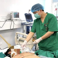 Các bác sỹ theo dõi sức khỏe cho bệnh nhân. (Ảnh: PV/Vietnam+)