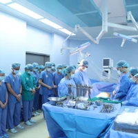 Đội ngũ y bác sỹ tri ân tấm lòng cao cả của nhân viên y tế của Bệnh viện Hữu Nghị. (Ảnh: PV/Vietnam+)