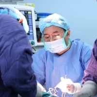 Các bác sỹ thực hiện ca phẫu thuật cho bệnh nhân. (Ảnh: PV/Vietnam+)