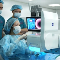 Phẫu thuật tật khúc xạ bằng SMILE Pro - một trong những công nghệ rút lõi mô hiện đại nhất hiện nay. (Ảnh: PV/Vietnam+)