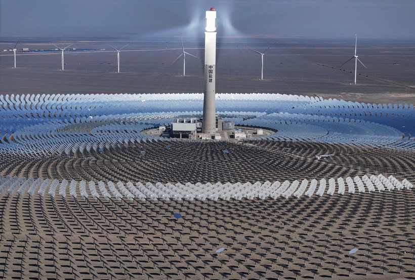 Quang cảnh nhà máy điện mặt trời ở thị trấn Naomaohu, thành phố Hami, Khu tự trị Tân Cương, Trung Quốc. (Ảnh: THX/TTXVN)