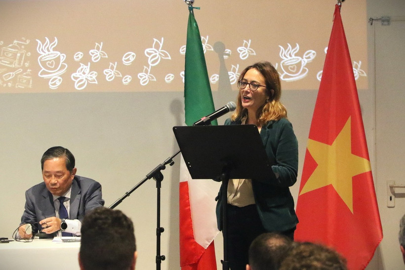 Phó Thị trưởng thành phố Turin, bà Michela Favaro phát biểu tại Diễn đàn kết nối công nghiệp càphê Việt Nam-Italy. (Ảnh: Trường Dụy/TTXVN) 