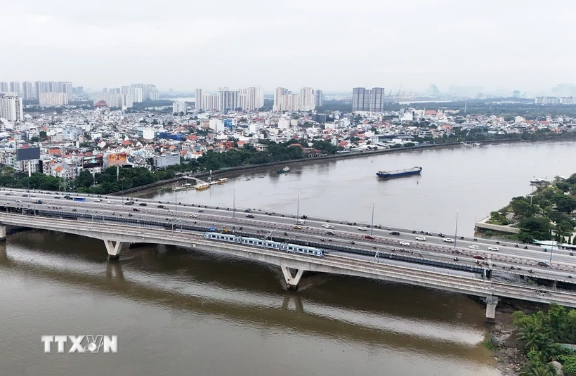 Tàu metro chạy qua sông Sài Gòn trong tuần đầu vận hành chính thức từ ngày 22/12/2024. (Ảnh: Hồng Đạt/TTXVN)