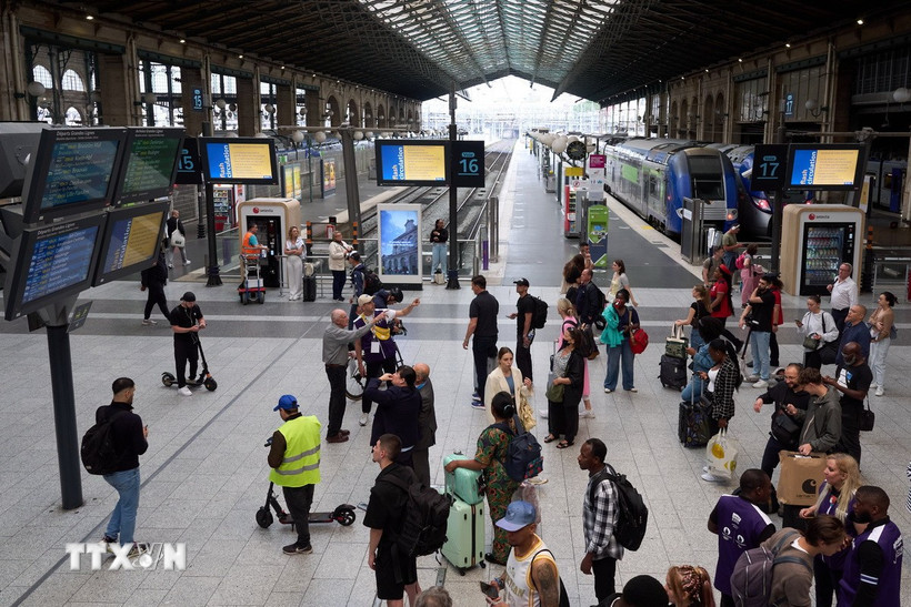 Hành khách tại nhà ga tàu hỏa ở Paris, Pháp. (Ảnh: THX/TTXVN)