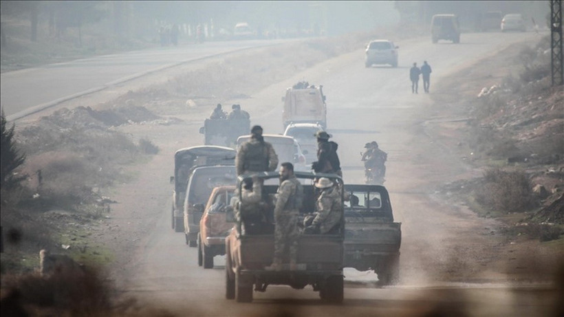 Các thành viên thuộc các nhóm vũ trang tiến về miền bắc Syria ngày 6/12/2024. (Ảnh: AA/TTXVN)