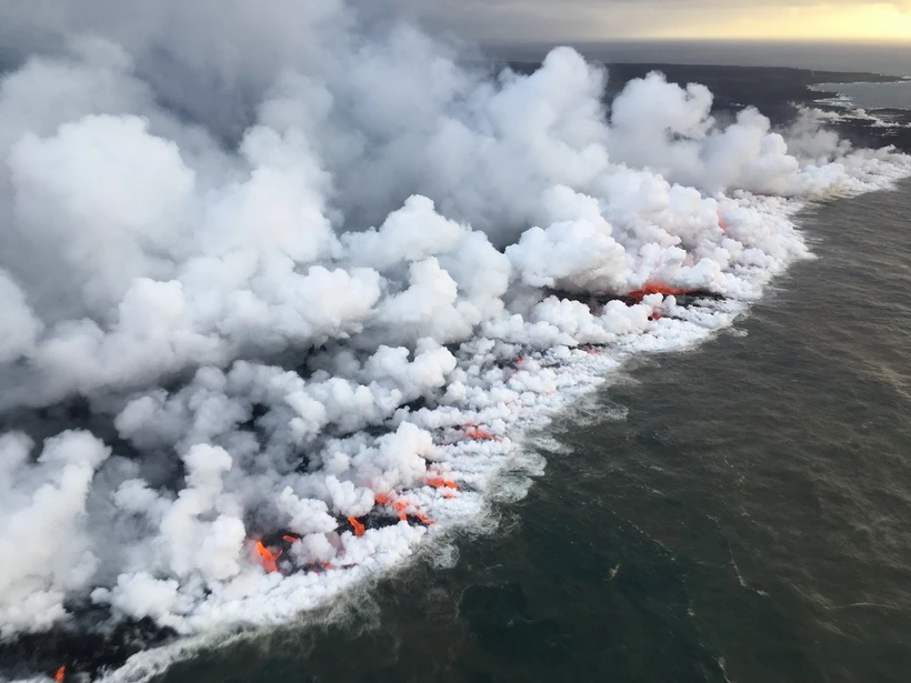 Trong ảnh (tư liệu): Dung nham phun trào từ miệng núi lửa Kilauea trên đảo lớn nhất thuộc quần đảo Hawaii, Mỹ, ngày 26/6/2018. (Ảnh: AFP/TTXVN)