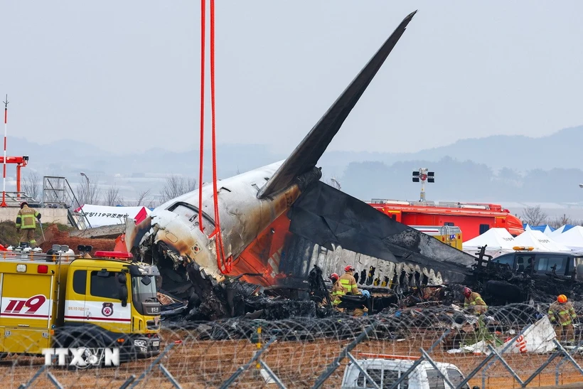 Hiện trường vụ tai nạn máy bay của hãng Jeju Air ở Muan, Hàn Quốc. (Ảnh: Yonhap/TTXVN)