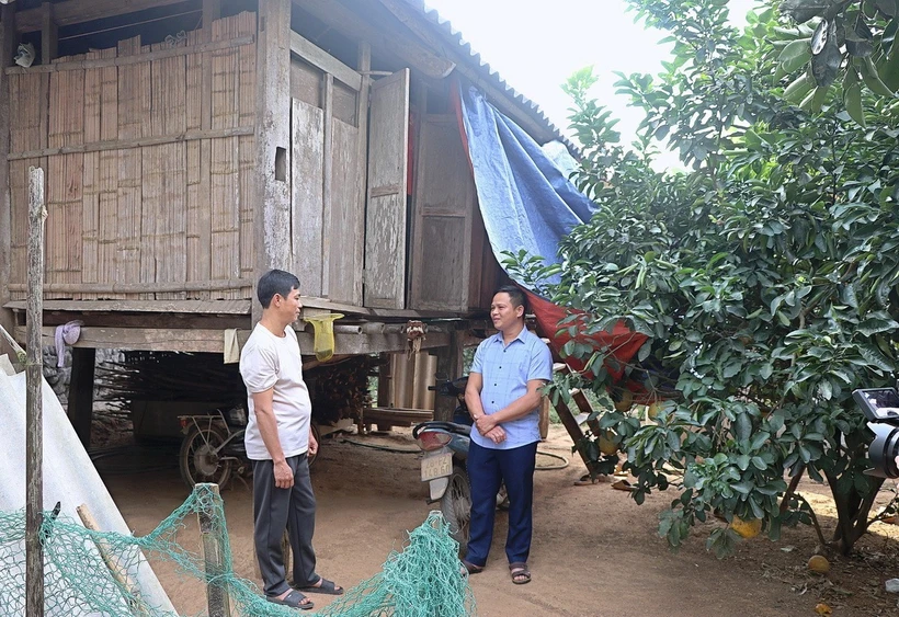 Ngôi nhà cũ dột, nát của hộ gia đình anh Hà Văn Quẩn, khu Văn Đai, thị trấn Mãn Đức (huyện Tân Lạc, tỉnh Hòa Bình). (Ảnh: Thanh Hải/TTXVN)