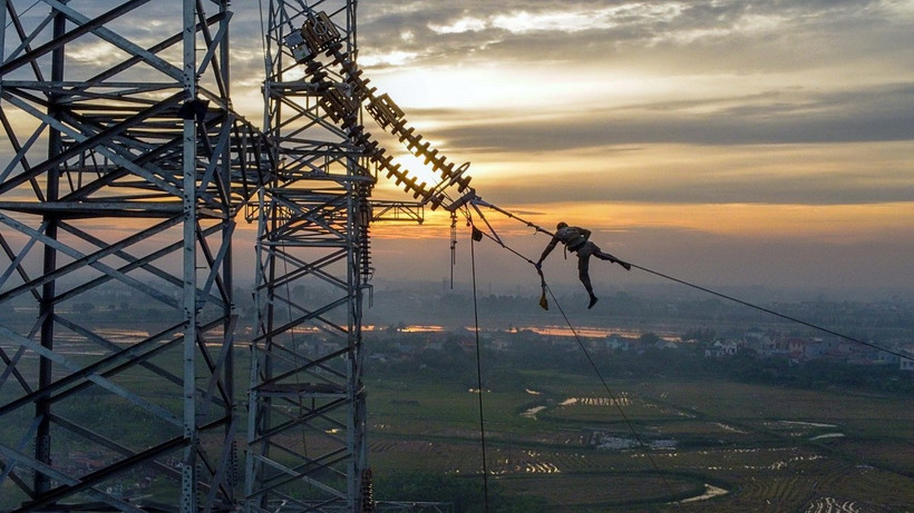 Công nhân thi công Đường dây 500kV. (Ảnh: Huy Hùng/TTXVN)