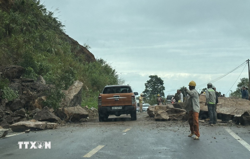 Điểm sạt lở đã được khơi thông, cho phép phương tiện di chuyển trên một làn đường. (Ảnh: TTXVN phát)