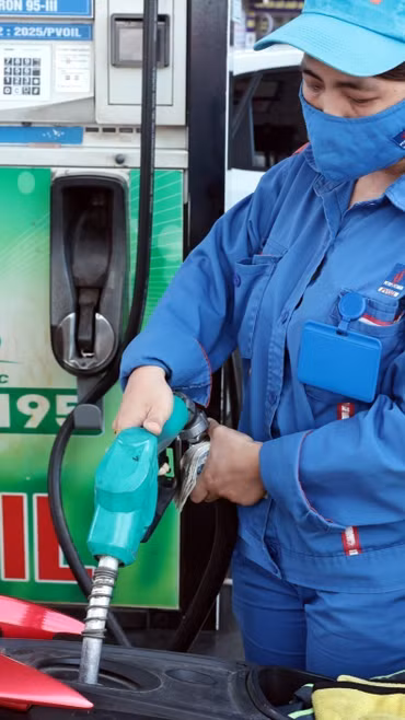Xăng sinh học E10 bán tại cửa hàng kinh doanh xăng dầu PVOIL trên phố Thái Thịnh, Hà Nội. (Ảnh: Trần Việt/TTXVN)