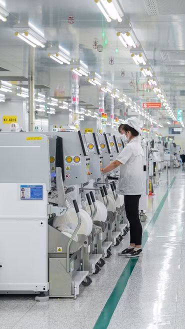 Để đạt mục tiêu tăng trưởng hai con số giai đoạn 2026-2030, Việt Nam cần khơi thông các điểm nghẽn để dòng vốn thực sự chảy vào khu vực sản xuất kinh doanh. (Ảnh: Vietnam+)