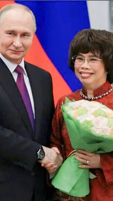 Tổng thống Liên bang Nga Vladimir Putin trực tiếp trao tặng Huân chương Hữu nghị cho Anh hùng Lao động Thái Hương. (Ảnh: PV/Vietnam+)