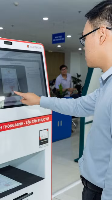 Agribank hợp tác cùng địa phương triển khai Kiosk thông minh và hệ thống số hóa, thúc đẩy phát triển kinh tế xã hội bền vững. (Ảnh: Vietnam+)