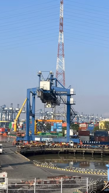 Để bù đắp phần thiếu hụt và hướng tới mục tiêu cả năm, nền kinh tế phải duy trì tốc độ tăng trưởng trên 10,5% trong các quý còn lại. (Ảnh: Vietnam+)