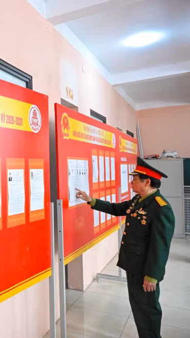 Ban bầu cử số 6 phường Đống Đa kiểm tra, rà soát khu vực bỏ phiếu số 22 (Trụ sở Hội chữ thập đỏ Đống Đa). (Ảnh: Minh Sơn/Vietnam+)