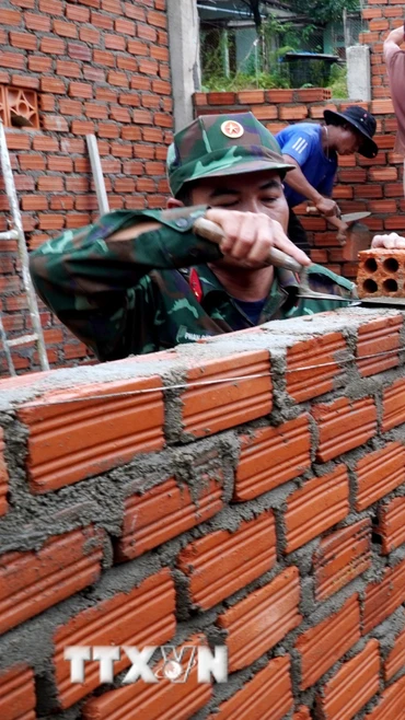 Thi công nhà ở cho các hộ dân Tây Trà, tỉnh Quảng Ngãi. (Ảnh: Lê Phước Ngọc/TTXVN)