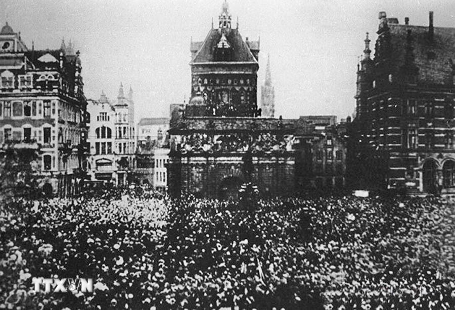 Cuộc nổi dậy vũ trang của công nhân, binh lính và thủy thủ tại thành phố Petrograd (7/11/1917). (Nguồn: Tư liệu TTXVN phát)