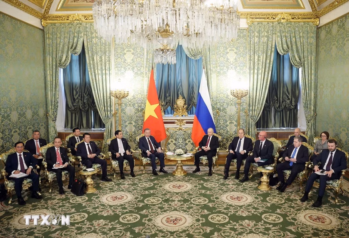 Tổng Bí thư Tô Lâm hội đàm hẹp với Tổng thống Nga Vladimir Putin. (Ảnh: Thống Nhất/TTXVN)