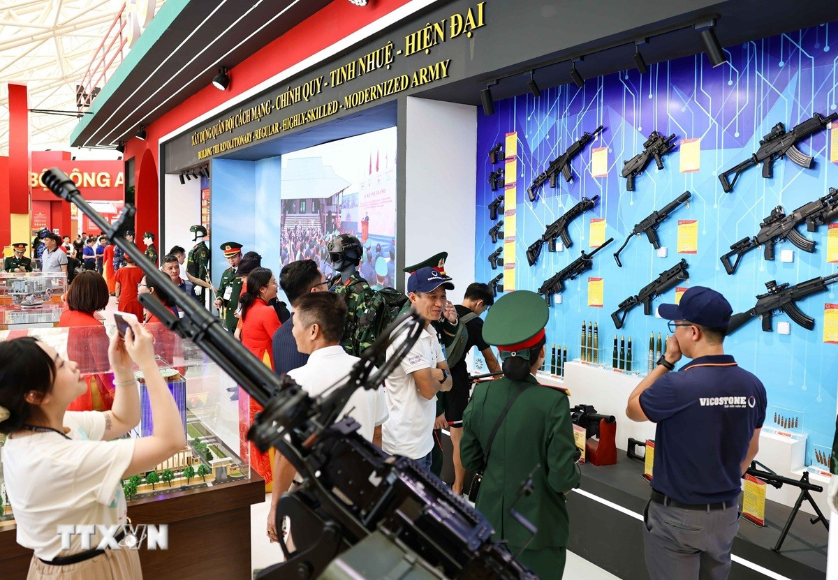 Gian trưng bày của Bộ Quốc phòng tại triển lãm thành tựu Đất nước "80 năm hành trình Độc lập-Tự do-Hạnh phúc". (Ảnh: Thanh Tùng/TTXVN)