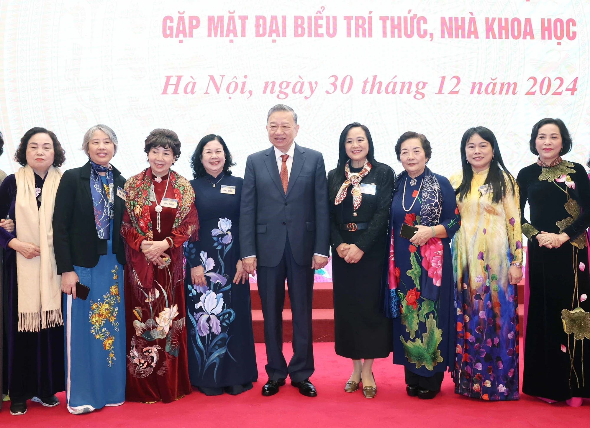 Tổng Bí thư Tô Lâm và các đại biểu tri thức, nhà khoa học. (Ảnh: Thống Nhất/TTXVN)