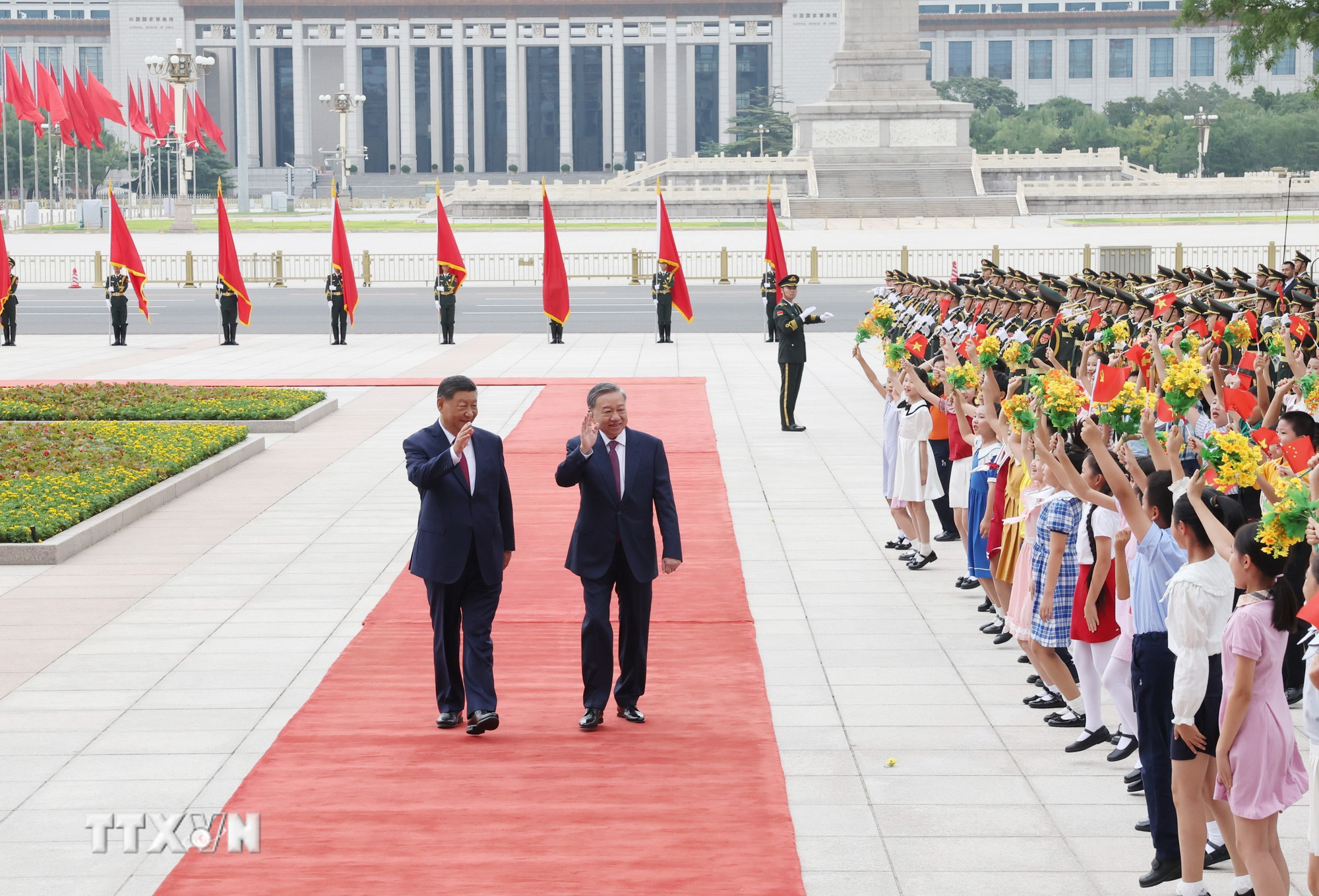 Sáng 19/8/2024, tại Thủ đô Bắc Kinh, Tổng Bí thư Ban Chấp hành Trung ương Đảng Cộng sản Trung Quốc, Chủ tịch nước Cộng hòa Nhân dân Trung Hoa Tập Cận Bình và Phu nhân chủ trì Lễ đón cấp Nhà nước Tổng Bí thư Ban Chấp hành Trung ương Đảng Cộng sản Việt Nam, Chủ tịch nước Cộng hòa xã hội chủ nghĩa Việt Nam Tô Lâm và Phu nhân thăm cấp Nhà nước tới Trung Quốc từ ngày 18 đến ngày 20/8/2024. (Ảnh: Trí Dũng/TTXVN)