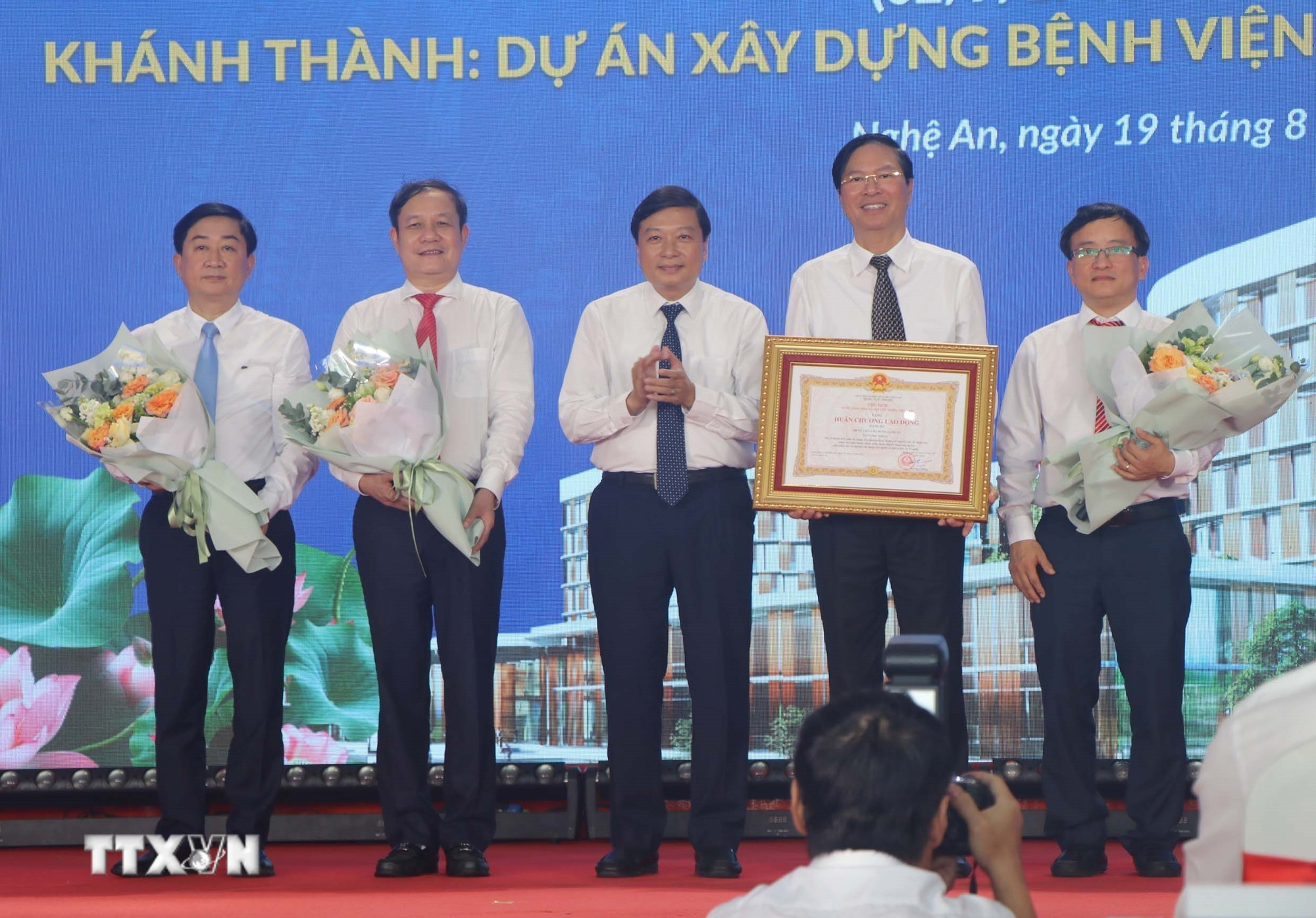 Předseda provinčního lidového výboru Nghe An Le Hong Vinh předává onkologické nemocnici Nghe An medaili za práci třetího stupně. (Foto: Duy Hung/VNA) ttxvn-nghe-an-7.jpg