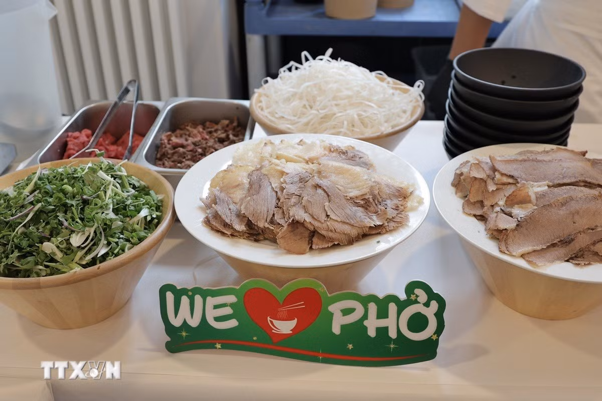 ttxvn-mang-huong-pho-viet-nam-den-voi-ban-be-duc-1.jpg