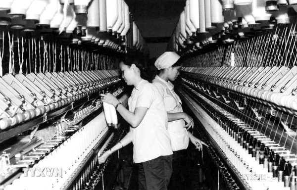 Giai đoạn 1975-1986, Đảng lãnh đạo cả nước thực hiện hai kế hoạch phát triển kinh tế-xã hội là Kế hoạch 5 năm lần thứ hai (1976-1980) và Kế hoạch 5 năm lần thứ ba (1981-1985), khắc phục từng bước những hậu quả nặng nề của chiến tranh. Trong ảnh: Công nhân xưởng dệt Vinatexco chủ động khôi phục lại sản xuất từ tháng 10/1975. (Nguồn: Tư liệu/TTXVN phát) ttxvn-san-xuat.jpg