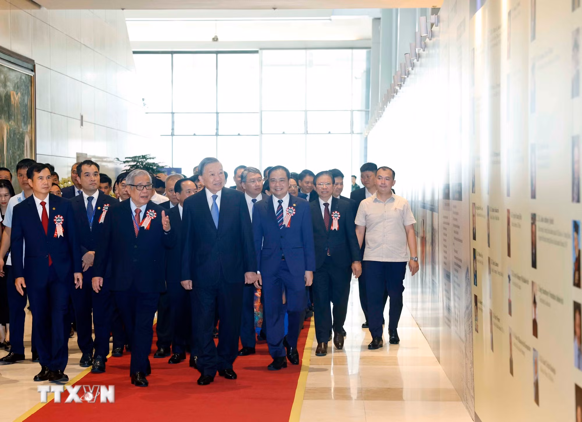 ttxvn-tong-bi-thu-chu-tich-nuoc-du-le-ky-niem-120-nam-ngay-truyen-thong-dai-hoc-quoc-gia-ha-noi-2.jpg