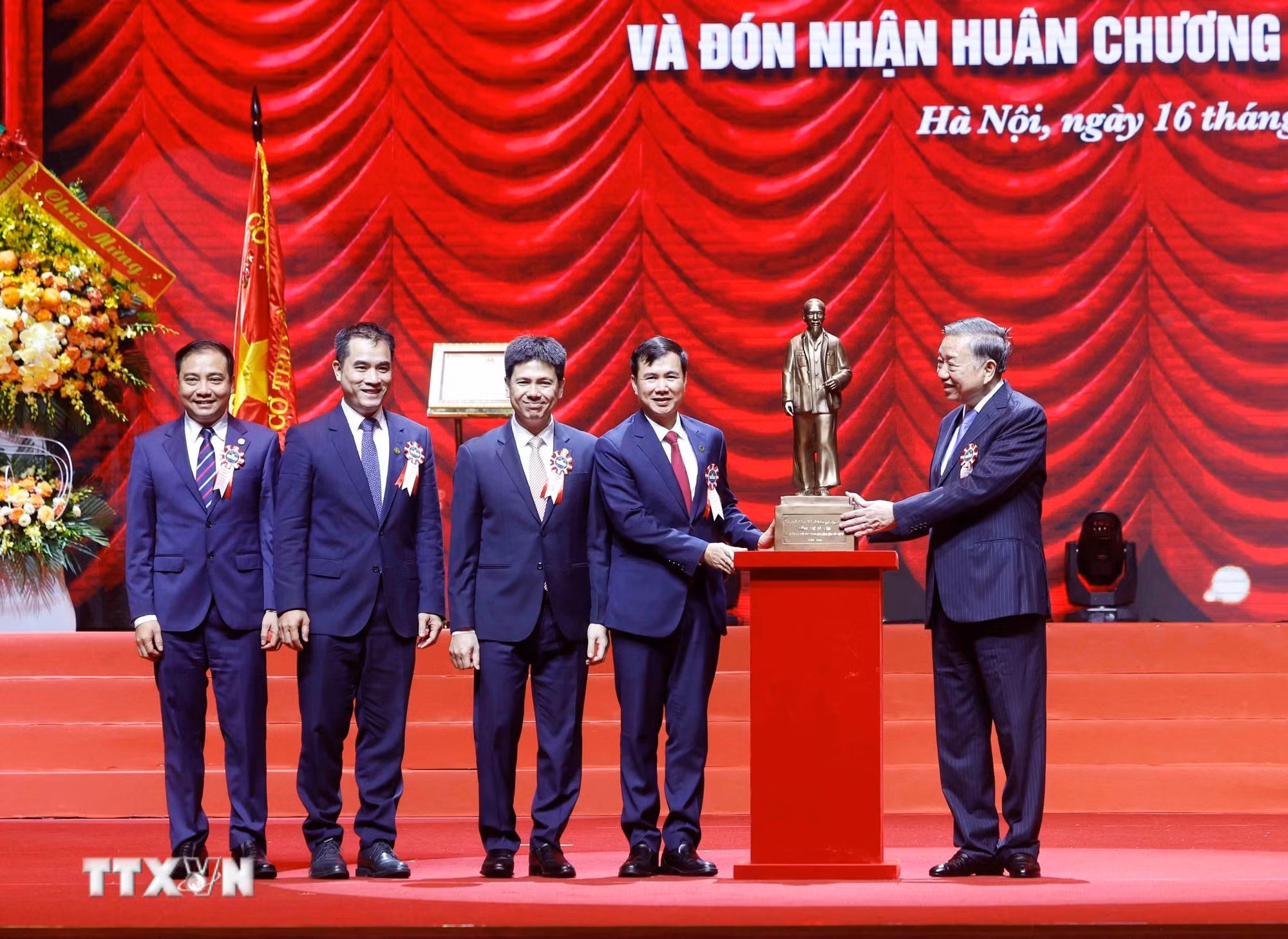 ttxvn-tong-bi-thu-chu-tich-nuoc-du-le-ky-niem-120-nam-ngay-truyen-thong-dai-hoc-quoc-gia-ha-noi-0.jpg