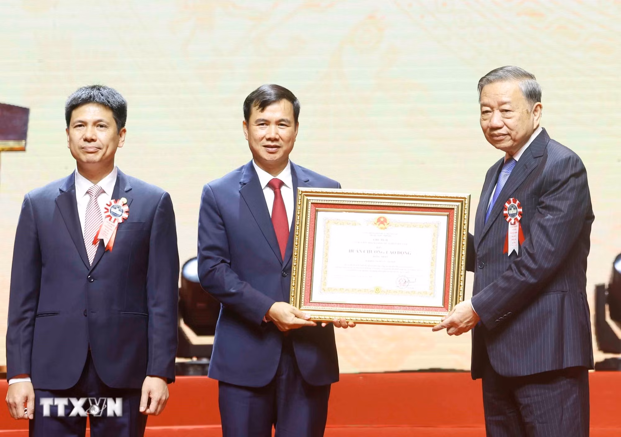 ttxvn-tong-bi-thu-chu-tich-nuoc-du-le-ky-niem-120-nam-ngay-truyen-thong-dai-hoc-quoc-gia-ha-noi-8.jpg