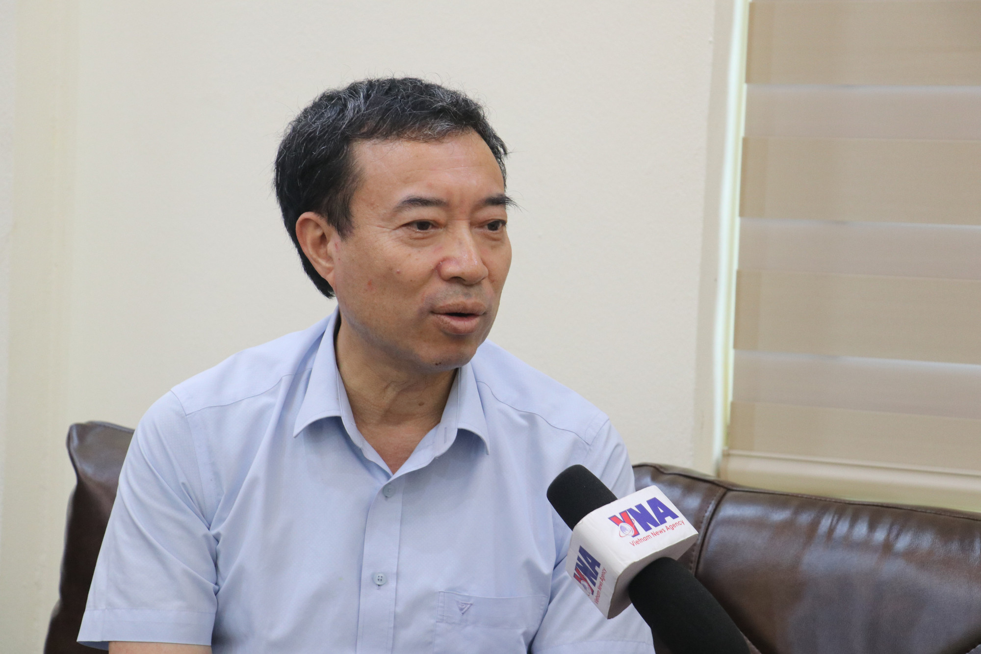 응우옌 반 탕(Nguyen Van Thang) 성 당위원회 위원 겸 떤훙(Tan Hung) 지역 당위원회 서기가 VNA 기자들과 이야기를 나누고 있다. (사진: 딘 반 니우/Vietnam+) nguyen-van-thang.jpg