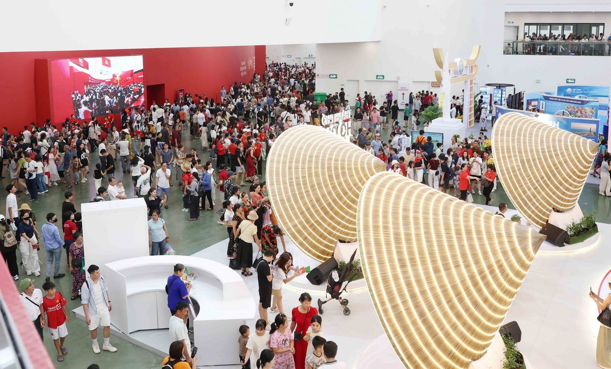 週末には数万人の来場者が展示会を訪れた。(写真:フオン・ホア/VNA) trien-lam-resize.jpg