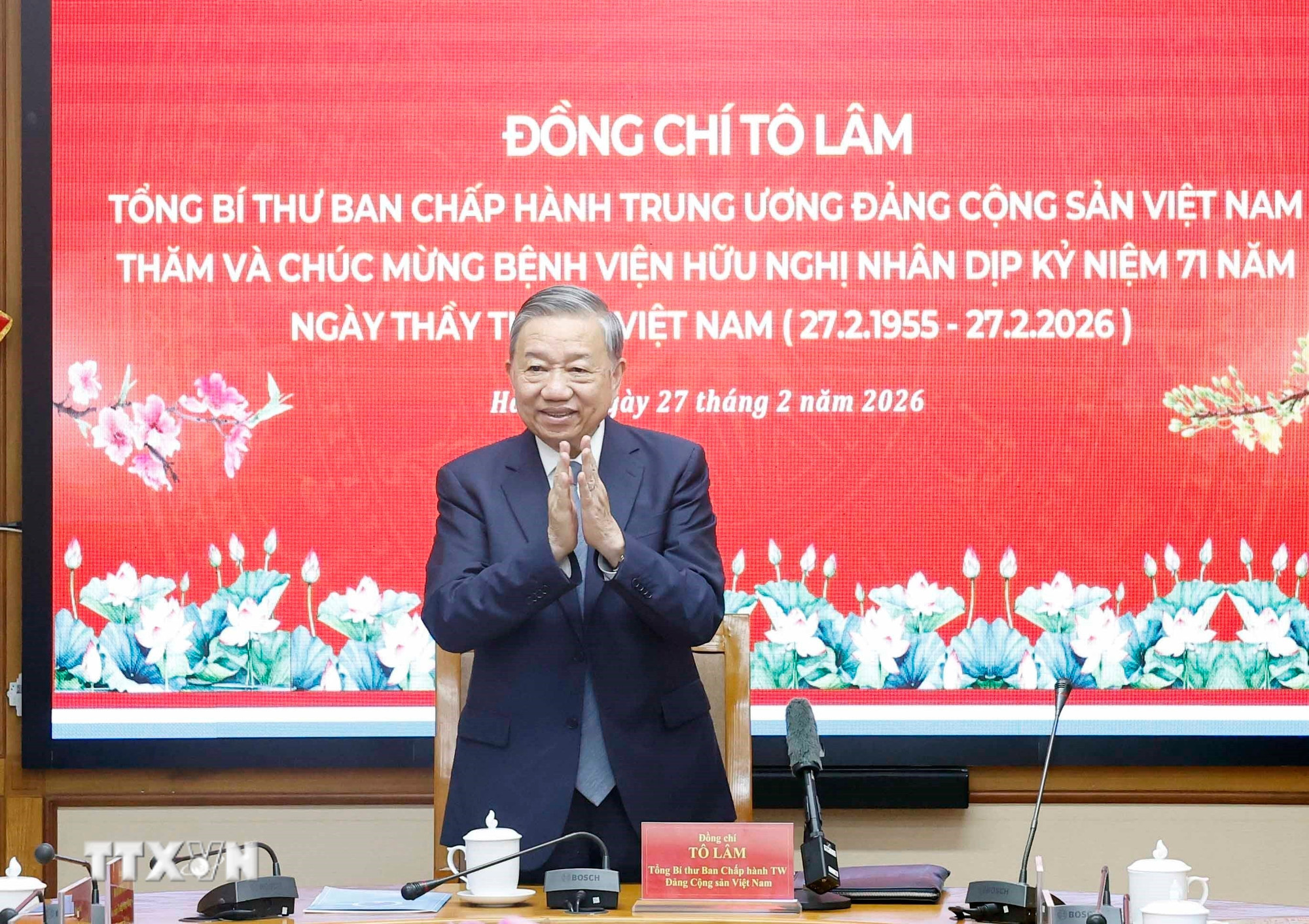 Tổng Bí thư Tô Lâm đến thăm, chúc mừng cán bộ, Bác sỹ, nhân viên y tế Bệnh viện Hữu nghị. (Ảnh: Thống Nhất/TTXVN)