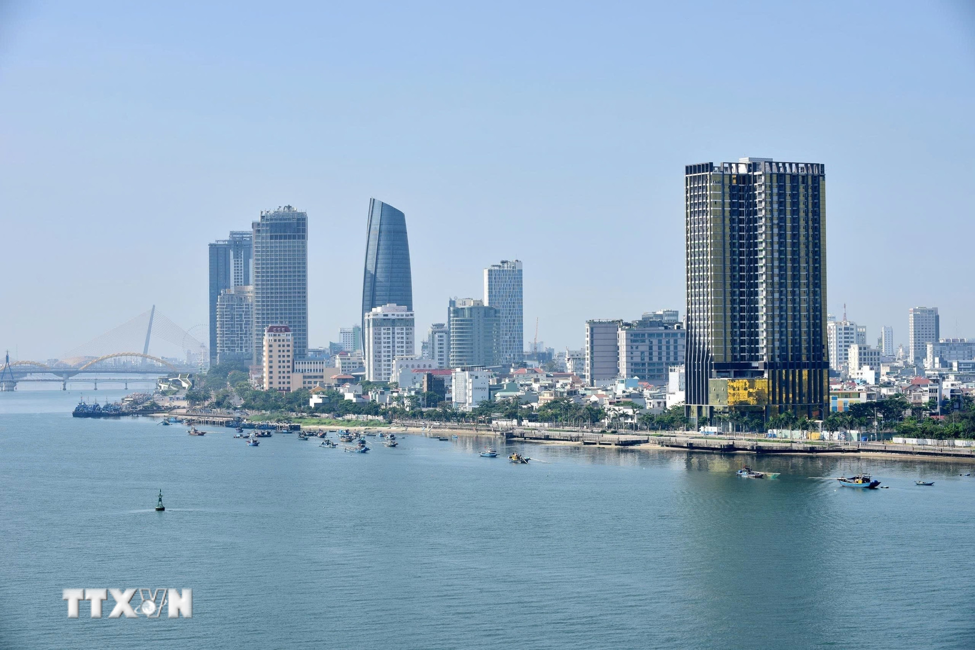 Nhiều doanh nghiệp tư nhân đầu tư vào lĩnh vực dịch vụ, bất động sản ở Đà Nẵng. (Ảnh: TTXVN phát)