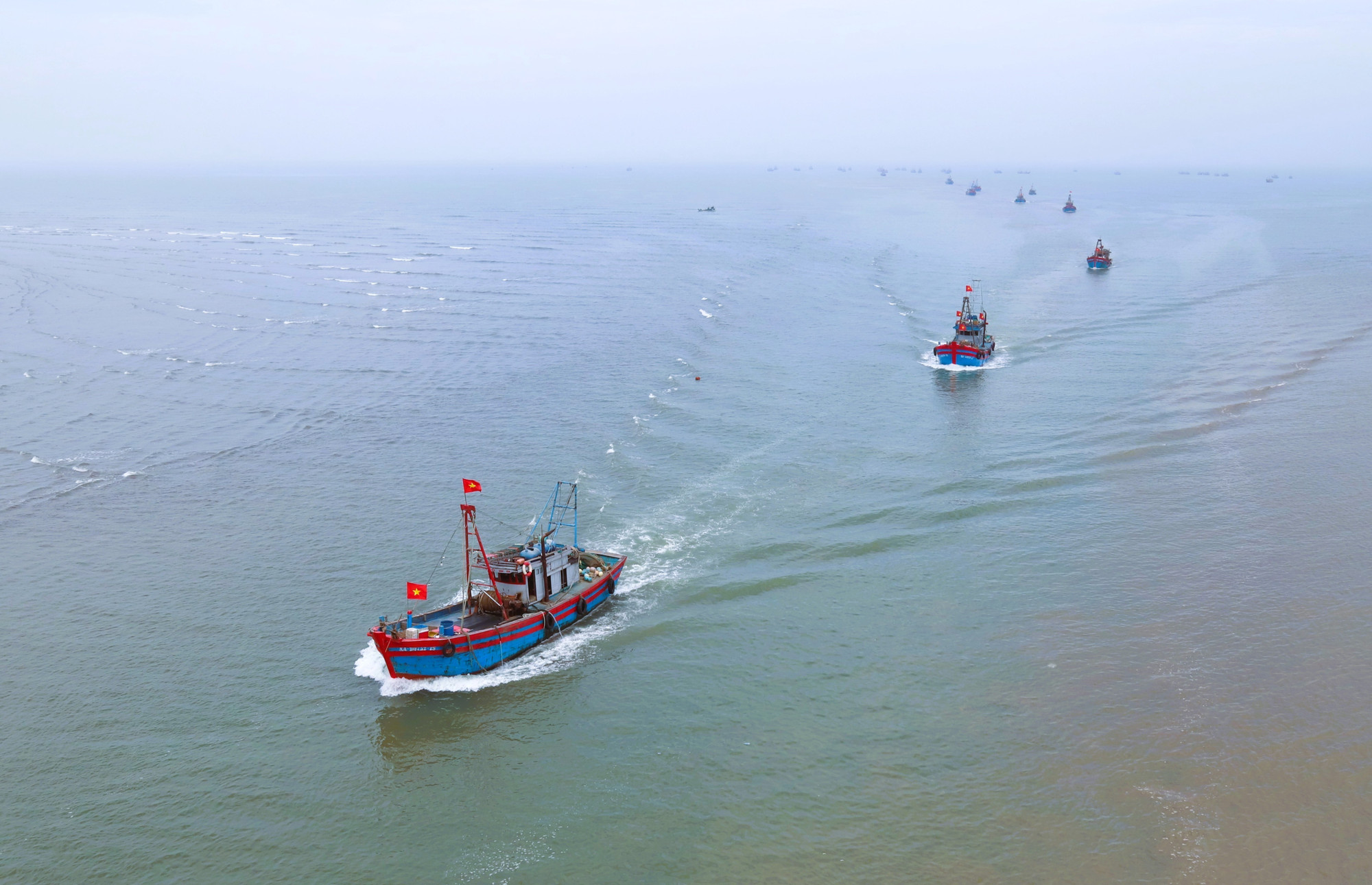 Rybářská flotila obce Ngoc Bich (okres Dien Chau) na moři na cestě k ústí řeky. (Foto: Xuan Tien/VNA) nghe-an-2.jpg