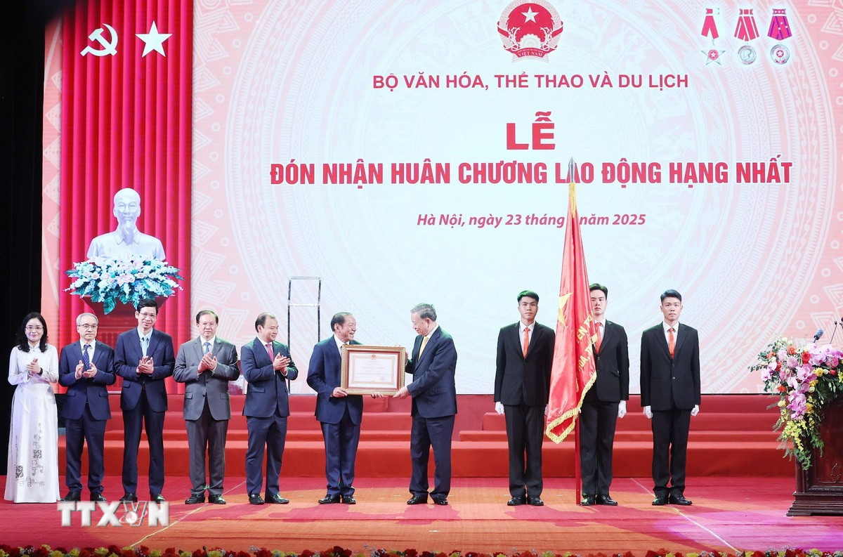 Tổng Bí thư Tô Lâm trao tặng Huân chương Lao động hạng Nhất cho Bộ Văn hóa, Thể thao và Du lịch. (Ảnh: Thống Nhất/TTXVN)