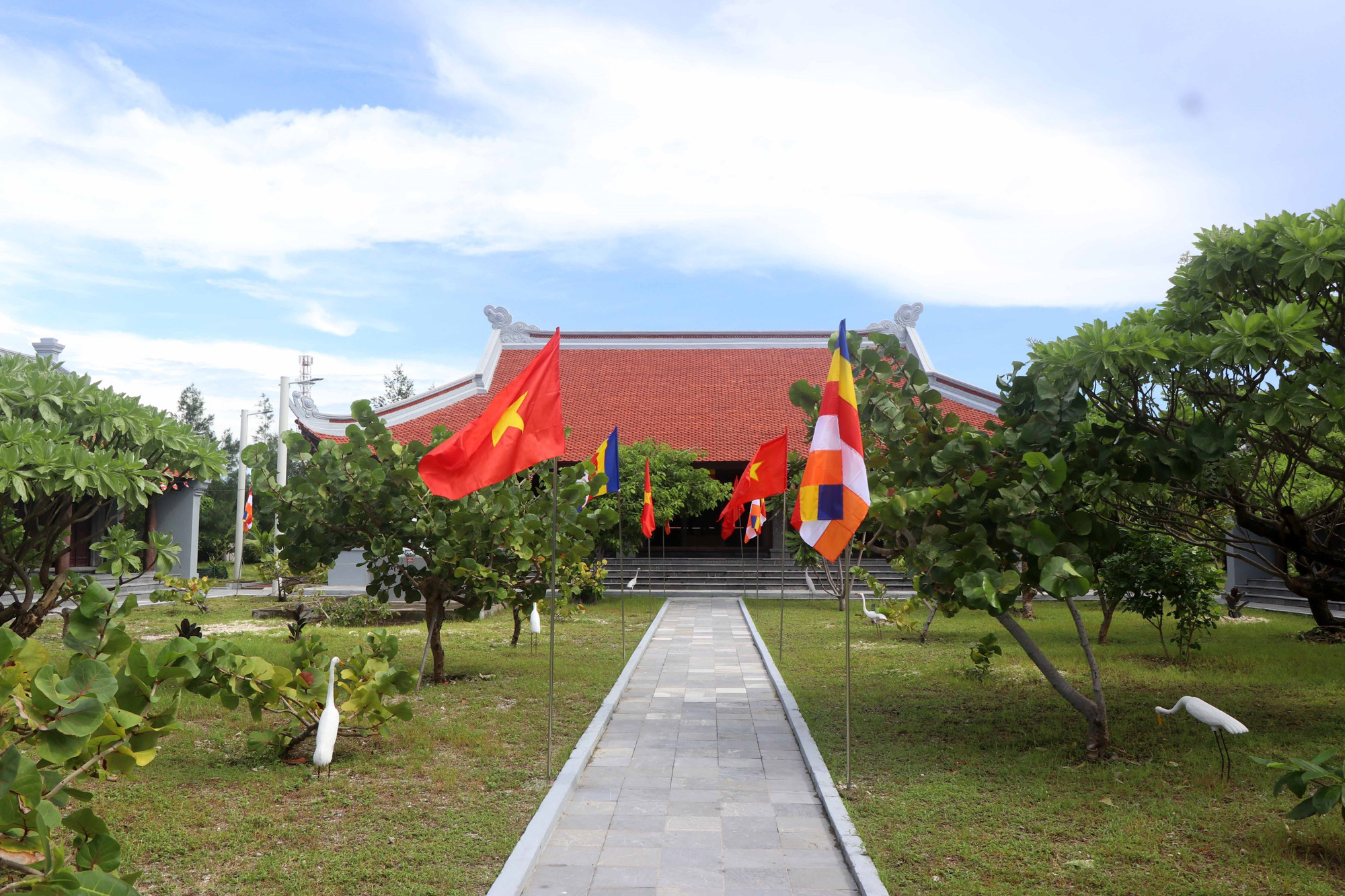 Khuôn viên chùa Song Tử Tây ở đảo Song Tử Tây xanh mát với nhiều cây cối. (Ảnh: Hữu Quyết/TTXVN)