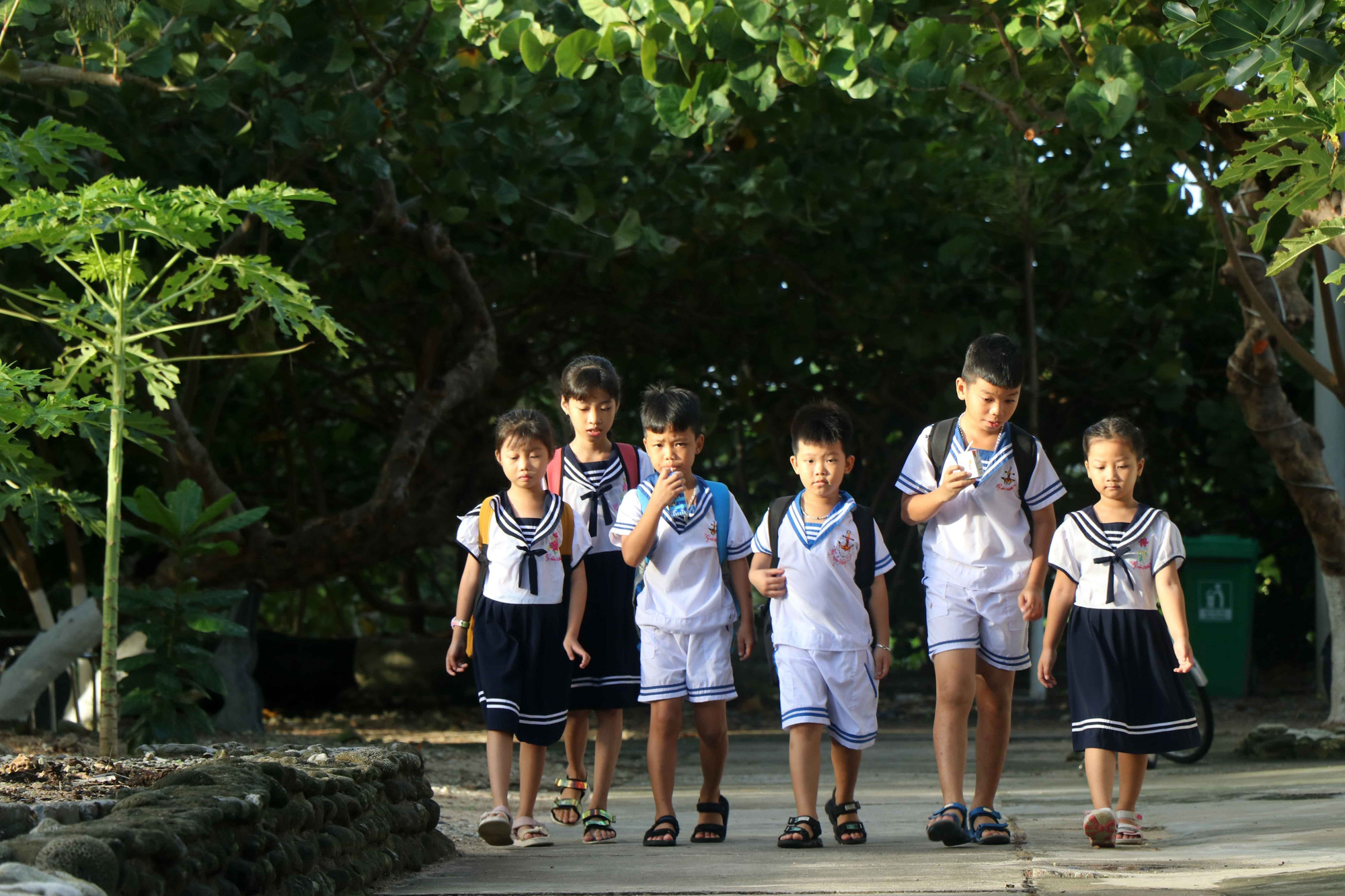 Học sinh ở xã đảo Song Tử Tây cùng nhau đến trường. (Ảnh: Hữu Quyết/TTXVN)