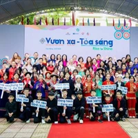 Học sinh và giáo viên dân tộc thiểu số. (Ảnh: CTV/Vietnam+)