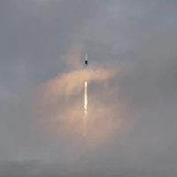 Một tên lửa đẩy của SpaceX mang theo tàu vũ trụ Dragon chở phi hành đoàn tham gia sứ mệnh Axiom Mission 3 rời bệ phóng tại Trung tâm Vũ trụ Kennedy ở Cape Canaveral, Florida, Mỹ, ngày 18/1/2024. (Ảnh: AFP/TTXVN)