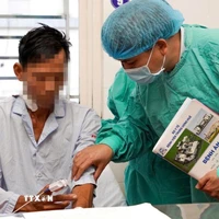 Kiểm tra sức khoẻ bệnh nhân sau ghép thận. (Ảnh: TTXVN phát)