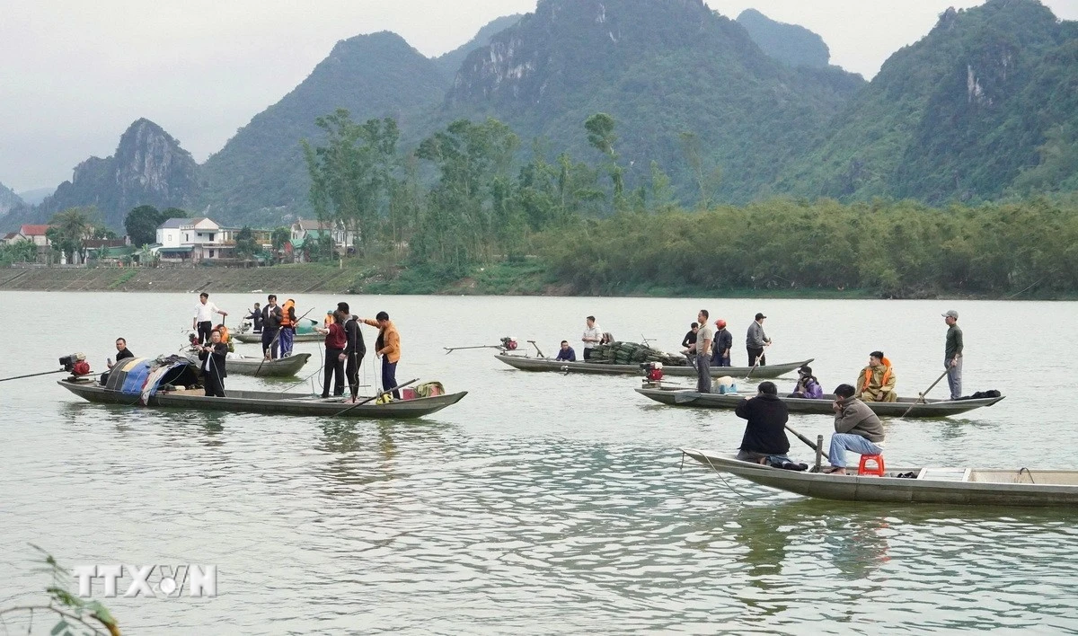 Quảng Trị khen thưởng hai bố con dũng cảm cứu người trong vụ lật thuyền trên sông Gianh