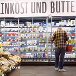 Người tiêu dùng chọn mua hàng tại siêu thị ở Berlin, Đức. (Ảnh: THX/TTXVN)
