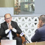 Thạc sỹ Uch Leang trả lời phỏng vấn phóng viên TTXVN thường trú tại Phnom Penh về Đại hội XIV của Đảng. (Ảnh: Hoàng Minh/TTXVN)